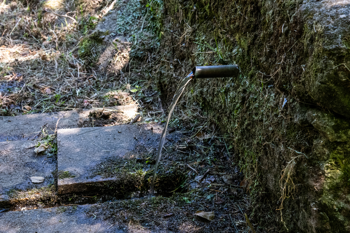 Nascente de água sulfurosa, que irrompe através de uma rocha, junto ao ribeiro de Currais 