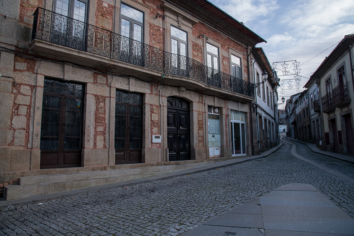 Rua histórica, de carácter residencial e comercial, composta por vários edifícios justapostos 