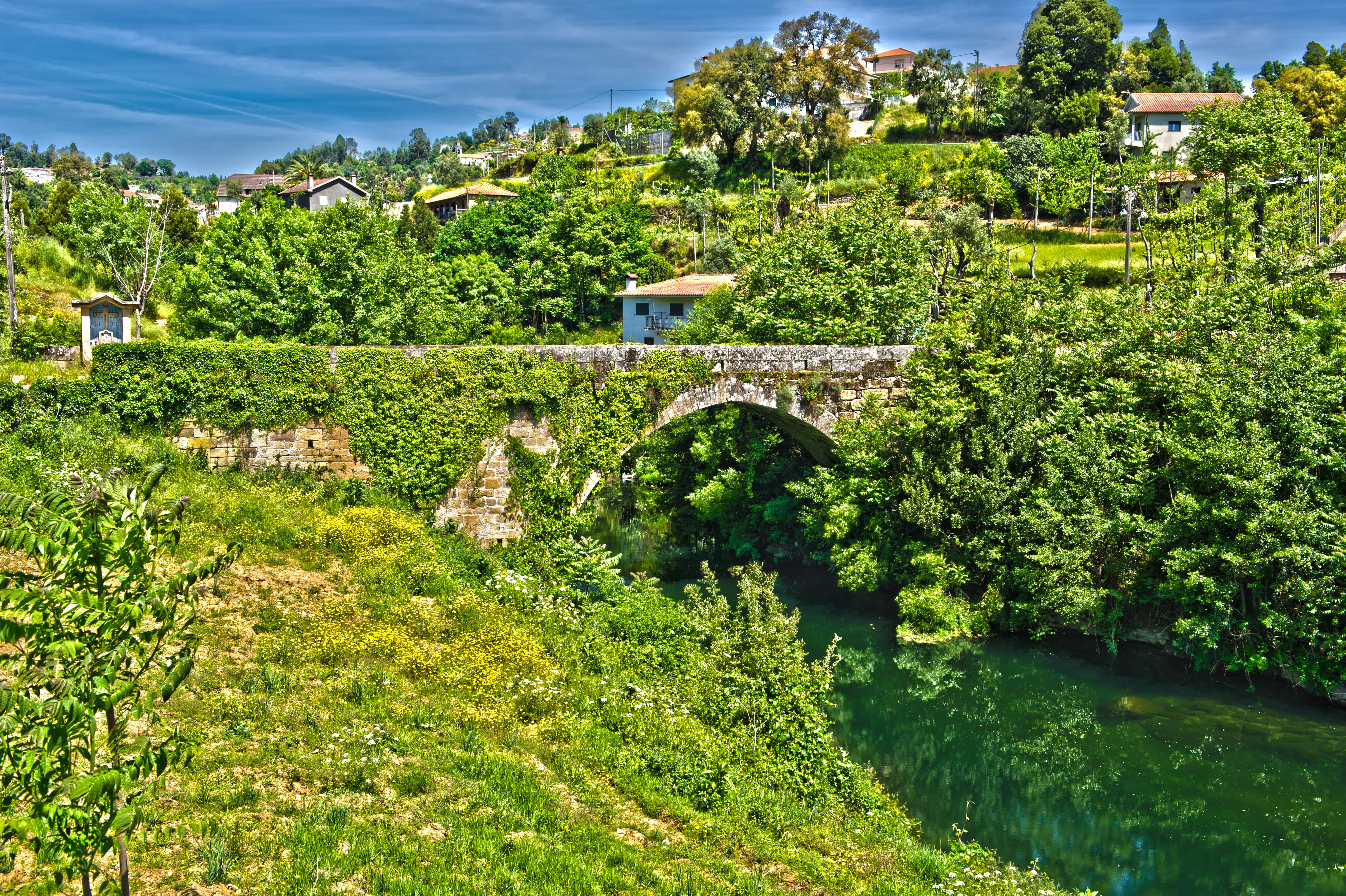 Ponte antiga, que atravessa o Rio Ouro, cujo tabuleiro está assente sobre um arco de volta perfeita 